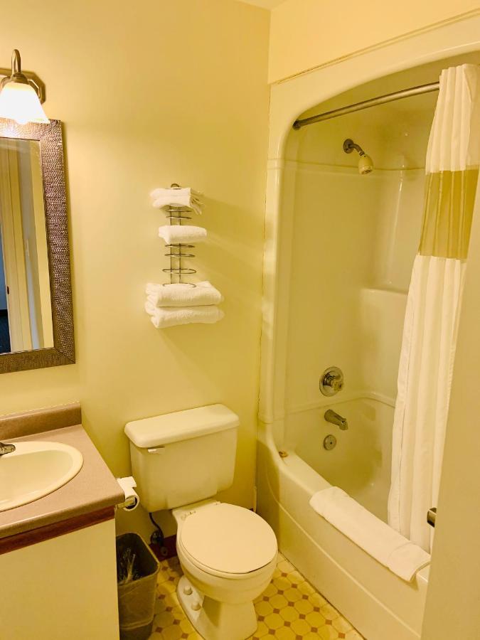 Green Acres Motel Місісаґа Екстер'єр фото